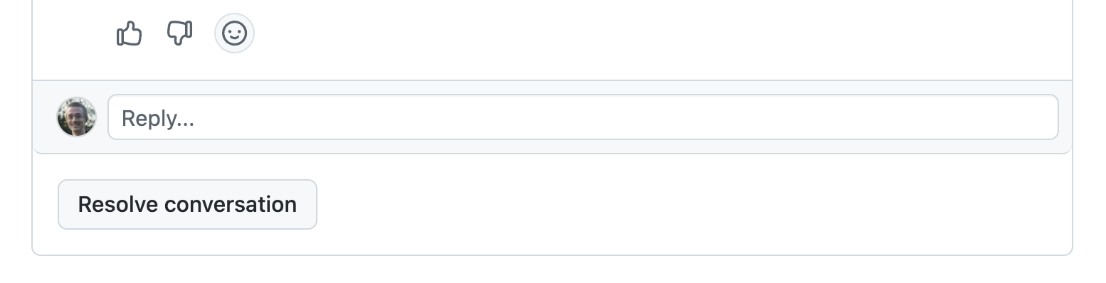 Captura de tela que mostra um comentário da Revisão de código do Copilot com os botões de polegar para cima e para baixo.