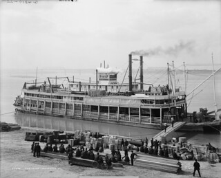 Steamer 'Georgia Lee' at wharf on Ohio River at Louisville, Kentucky, ca 1906 (Detroit Publishing no. 015558)