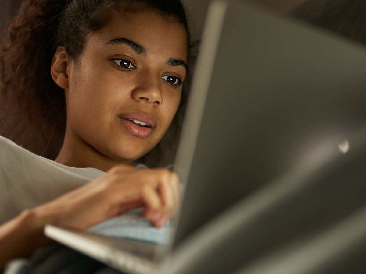Young People’s Perceptions of Signposting in a Digital Mental Health Helpline: Mixed Methods Analysis of Cross-Sectional Data Young woman focused on a laptop screen at night