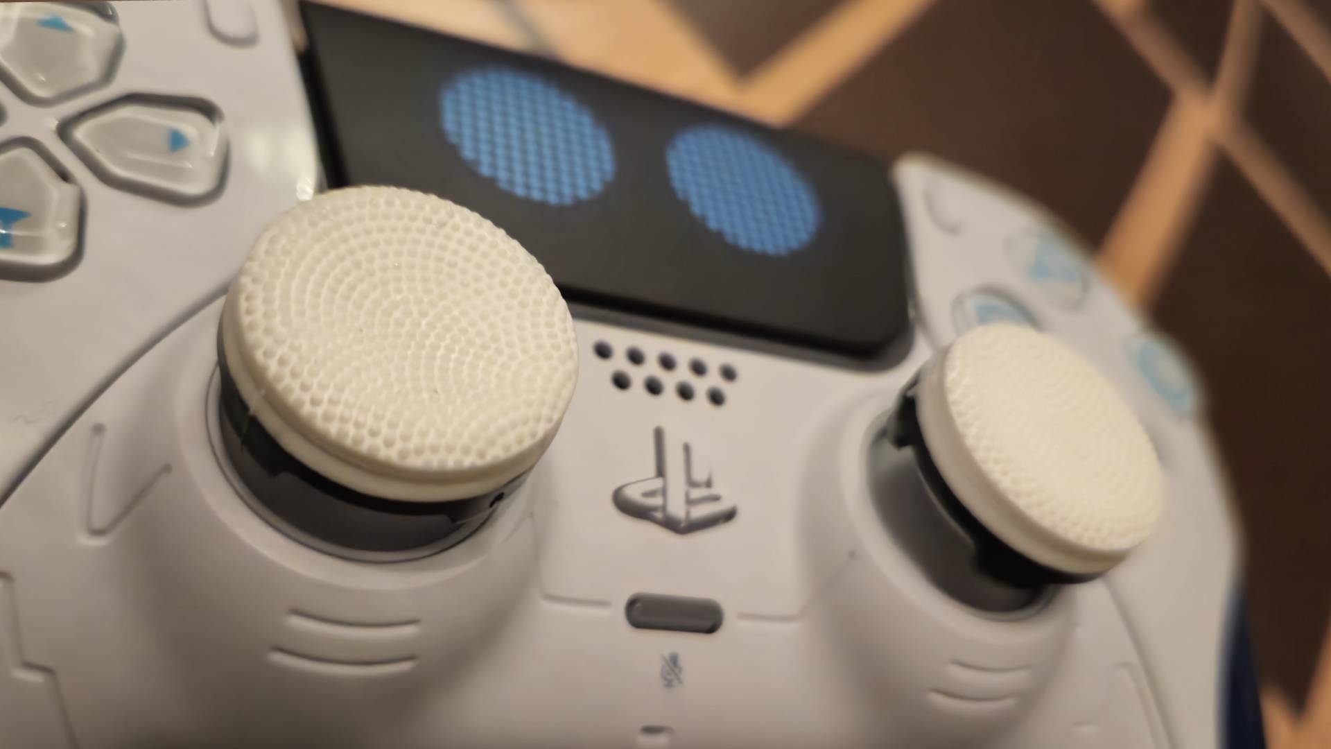 Image taken by writer Rosalie Newcombe of the KontrolFreek Cluch controller grips.
