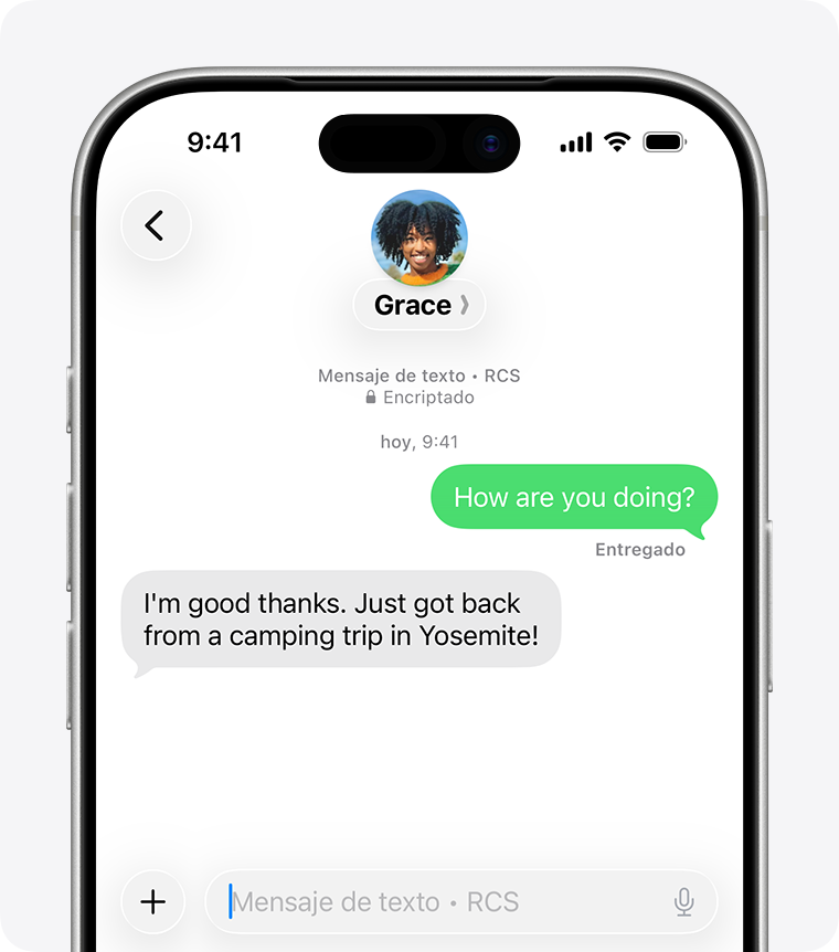 Con iOS 26, puedes enviar mensajes RCS desde tu iPhone. Estos mensajes aparecen en forma de burbujas verdes.
