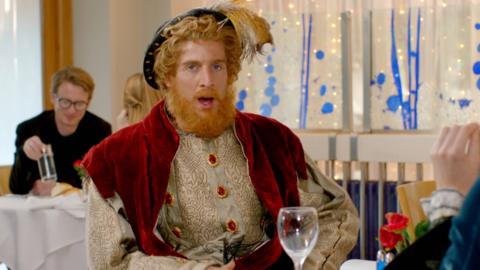 King Henry VIII looks agog sitting in front of Anne Boleyn in the First Dates restaurant.