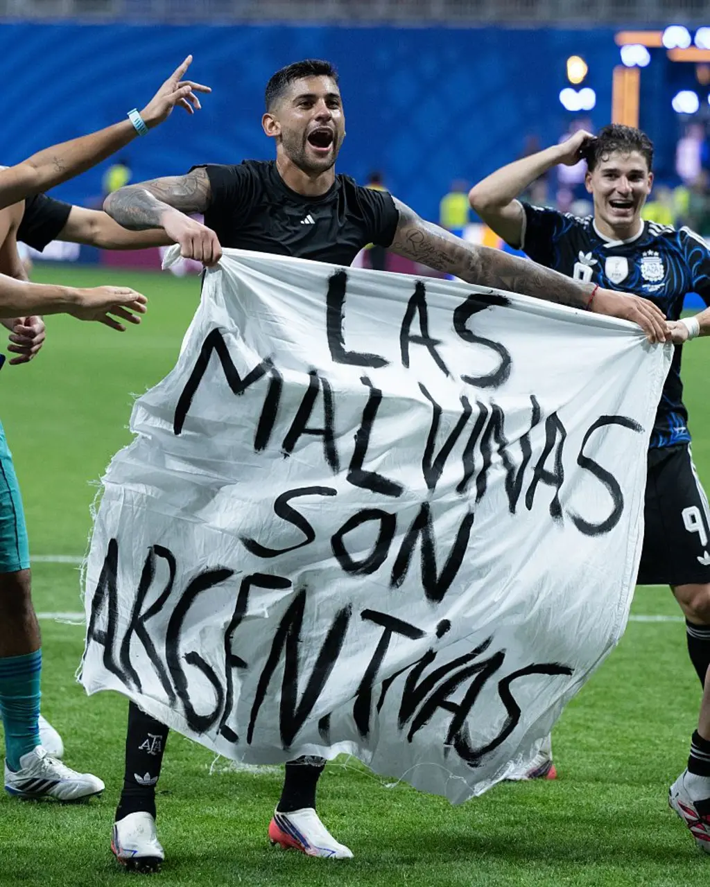 Argentina celebra após vitória contra Inglaterra na semifinal da Copa