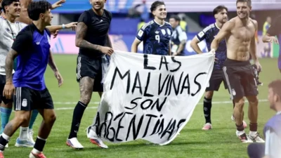 Jogadores argentinos exibem faixa reivindicando as Malvinas