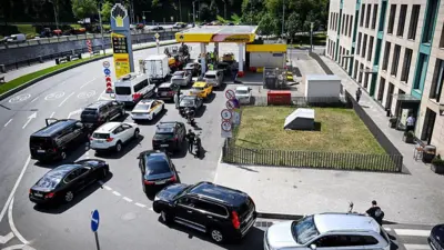 Motoristas fazem fila para abastecer em um posto da Rosneft, em Moscou