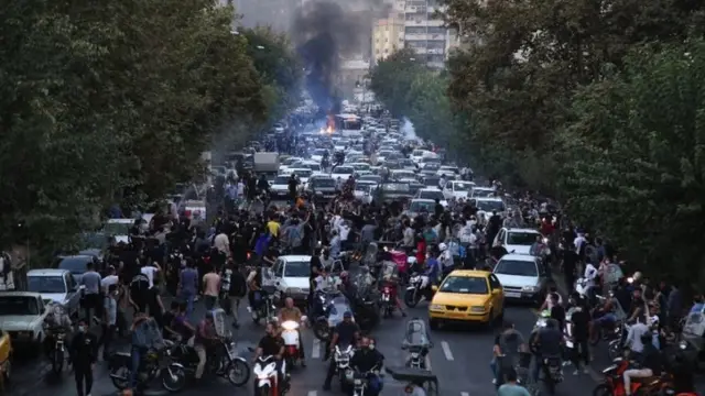 Des manifestants prennent possession d'une route et détournent le trafic.