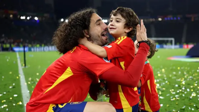 Marc Cucurella ao lado do filho Mateo