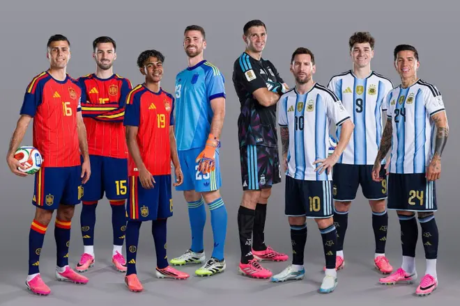 Des joueurs de l'Espagne et de l'Argentine
