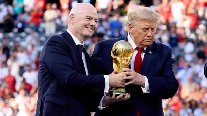 Infantino entregando el trofeo con Trump