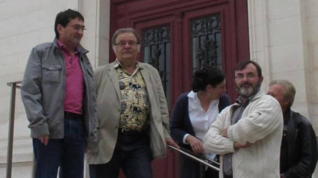 Sous les fenêtres du député-maire de Poitiers, le collectif veut s'adresser aux Socialistes de France samedi.