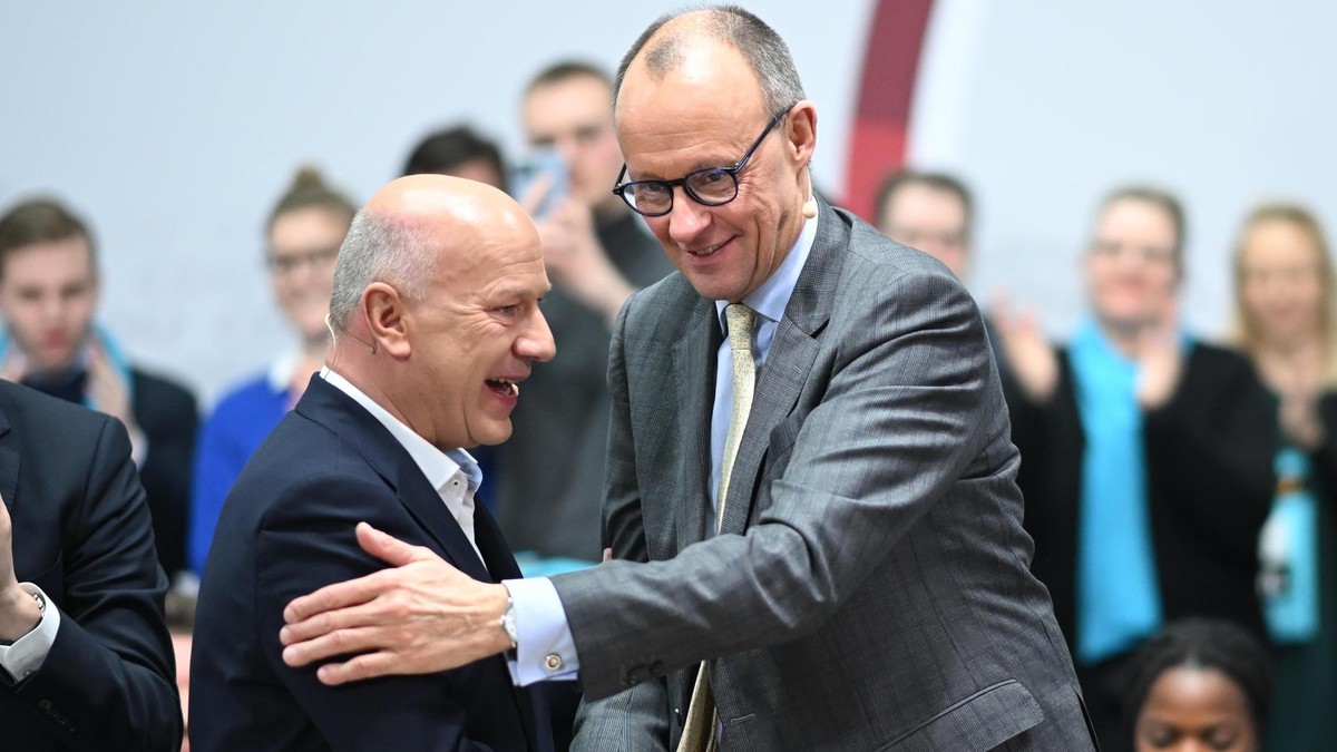 Kai Wegner (l) Spitzenkandidat der Berliner CDU, und Friedrich Merz, CDU- Bundesvorsitzender, reichen sich bei der Wahlveranstaltung der CDU zur Wiederholungswahl zum Berliner Abgeordnetenhaus die Hände. Vor der Wiederholungswahl zum Berliner Abgeordnetenhaus