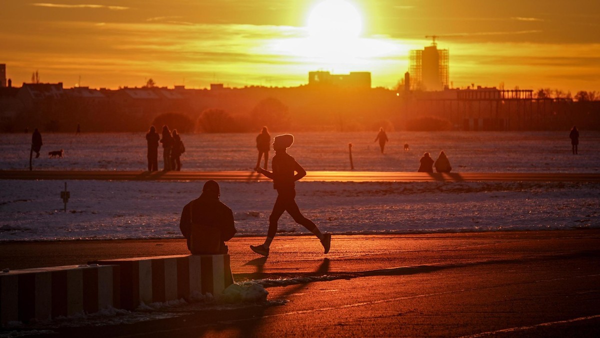Das Tempelhofer Feld: CDU-Kandidat Stefan Evers beabsichtigt, sich nach der Berlin-Wahl über den bisherigen Volksentscheid hinwegzusetzen. Sonnenuntergang über dem Tempelhofer Feld