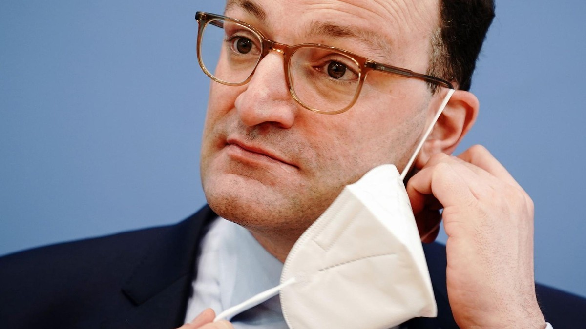 Die umstrittenen Deals mit Corona-Masken des damaligen Bundesgesundheitsministers Jens Spahn (CDU) kamen auch durch das Informationsfreiheitsgesetz ans Tageslicht. Jens Spahn setzt sich eine Atemschutzmaske auf