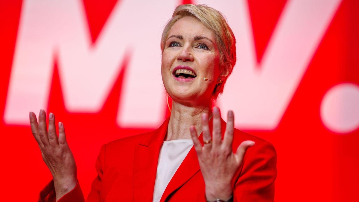 13.06.2026, Mecklenburg-Vorpommern, Wismar: Manuela Schwesig, Ministerpräsidentin und Landesvorsitzende der SPD von Mecklenburg-Vorpommern, spricht auf der SPD-Landesvertreterversammlung vor den Delegierten. Auf der Tagesordnung stehen die Nominierung von Schwesig als Spitzenkandidatin für die Landtagswahl am sowie die Wahl der Landesliste und die Verabschiedung des Wahlprogramms. Foto: Jens Büttner/dpa +++ dpa-Bildfunk +++ SPD-Landesvertreterversammlung vor der Landtagswahl