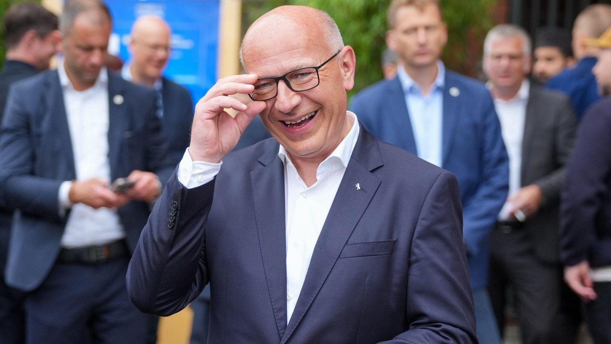 Noch macht er unverdrossen weiter: Berlins Regierender Bürgermeister Kai Wegner steht nach belegten Falschaussagen unter Druck. 24. Hoffest vor dem Roten Rathaus