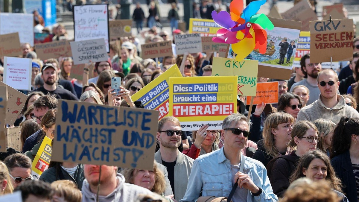 Teilnehmerinnen und Teilnehmer einer Demonstration protestieren für faire Honorare für Psychotherapeuten. (Archivbild) Psychotherapeuten