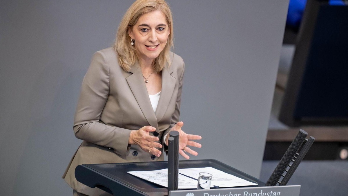 Nina Warken (CDU), Bundesministerin für Gesundheit, spricht im Bundestag in der letzten Sitzung vor der Sommerpause, bei der unter anderem die Abstimmung über das Gesundheits-Sparpaket der schwarz-roten Koalition auf der Tagesordnung steht. Bundestag