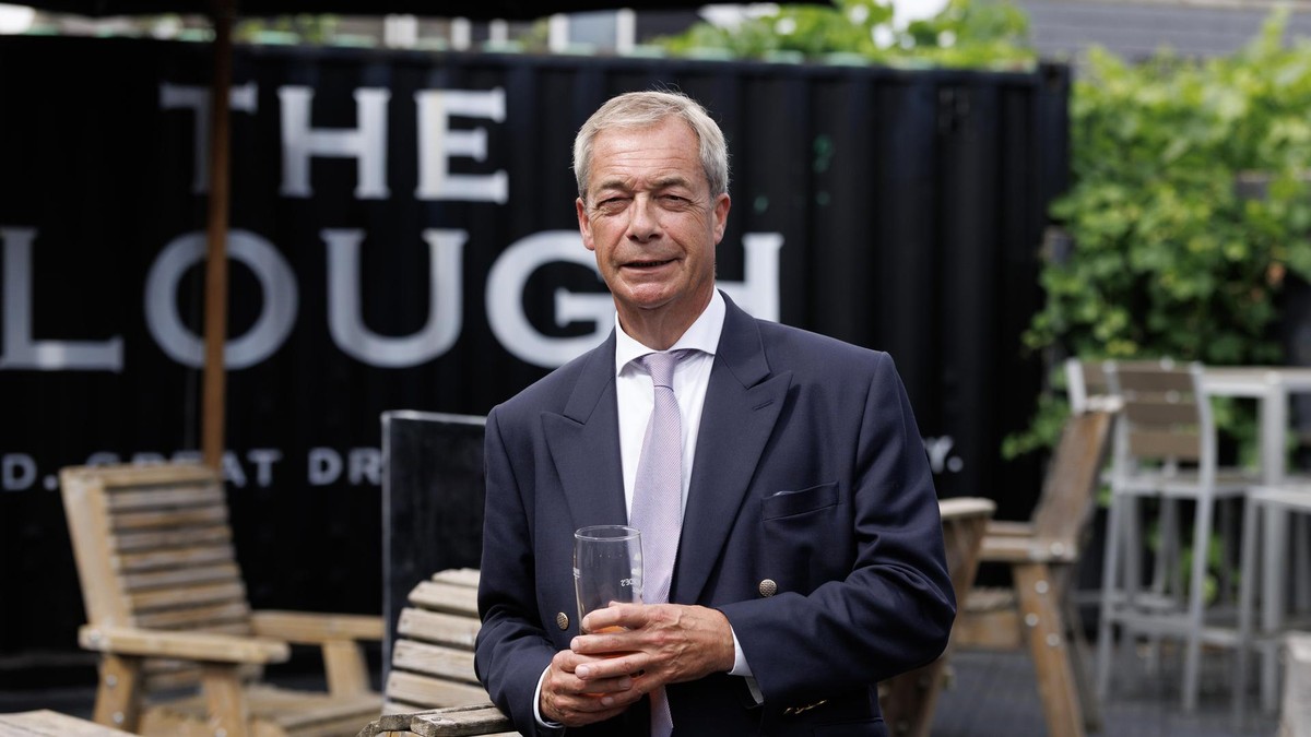 Nigel Farage hat sein Parlamentsmandat niedergelegt und eine Nachwahl ausgelöst. Die großen Parteien boykottieren den Urnengang – damit könnte Satire-Kandidat „Count Binface“ zu seinem prominentesten Herausforderer werden. (Archivfoto) Farage Campaigns In Essex After Triggering Clacton By-Election