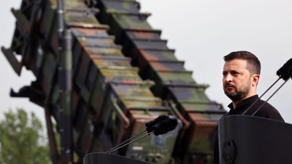 Wolodymyr Selenskyj, Präsident der Ukraine, steht bei seinem Besuch auf einem Truppenübungsplatz vor einem Flugabwehrraketensystem vom Typ «Patriot». (Archivbild) (zu dpa: «Was nützen der Ukraine die Beschlüsse auf dem Nato-Gipfel?») Wolodymyr Selenskyj vor einem Flugabwehrsystem Patriot