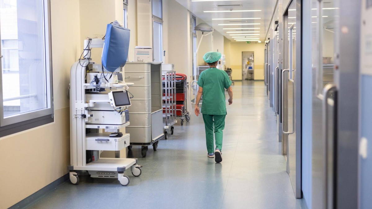 Krankenhausflur im Helios Klinikum Erfurt (Foto vom 24.10.2023). Der Bundestag kann am Freitag wie von der Koalition gewuenscht ueber die Reform der gesetzlichen Krankenkassen abstimmen. Das Bundesverfassungsgericht wies am Donnerstag Eilantraege von einem Gruenen- und einem Linken-Abgeordneten zurueck, die eine Verschiebung durchsetzen wollten. Eine Begruendung dafuer gab es vom Gericht zunaechst nicht. (Siehe epd-Meldung vom 09.07.2026) Verfassungsgericht erlaubt Abstimmung ueber GKV-Reform am Freitag