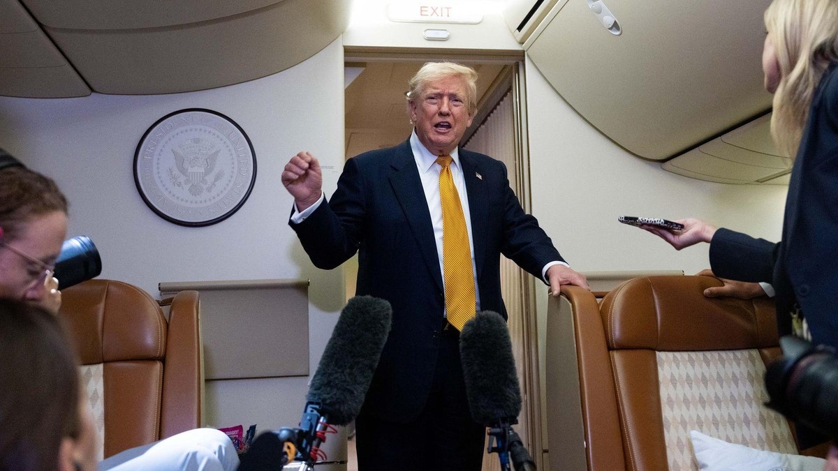 Präsident Donald Trump spricht an Bord der Air Force One mit Reportern. US-Präsident Trump