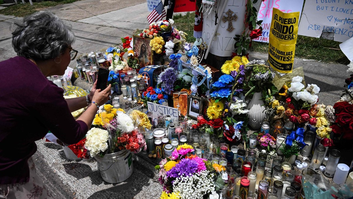 Eine Frau fotografiert eine Gedenkstätte aus Blumen, Kerzen und Botschaften für Lorenzo Salgado Araujo an dem Ort in Houston, Texas, an dem er während einer Operation von einem ICE-Beamten tödlich erschossen wurde. Eine Frau fotografiert eine Gedenkstätte aus Blumen, Kerzen und Botschaften für Lorenzo Salgado Araujo an dem Ort in Houston, Texas, an dem er während einer Operation von einem ICE-Beamten tödlich erschossen wurde.
