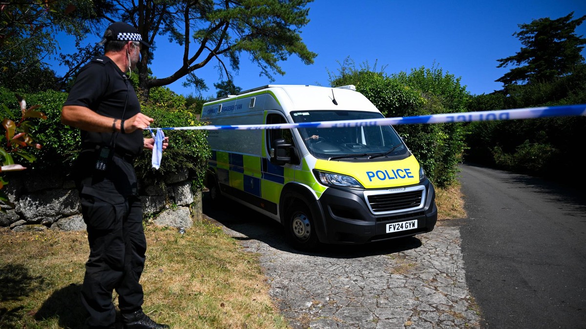 Polizeibeamte sichern nach dem Tod von Ann Widdecombe den Leichenfundort. Police Investigate Death Of Former MP Ann Widdecombe At Her Dartmoor Home