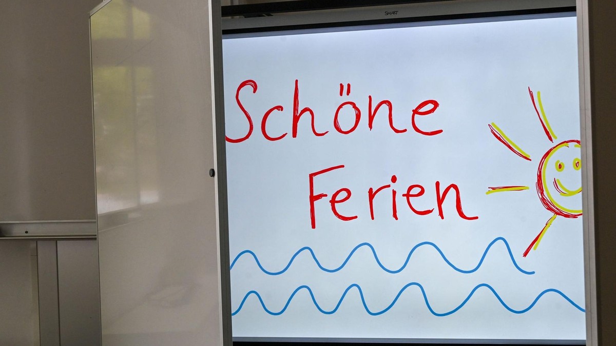 Die Sommerferien in Berlin und Brandenburg gehen in diesem Jahr vom 9. Juli bis 22. August. Eine mit den Worten „Schöne Ferien“ beschriebene Smartboard-Tafel ist zu sehen. Die Sommerferien in Berlin und Brandenburg gehen in diesem Jahr vom 09. Juli bis 22. August. (zu dpa: ««Schuhljahr»: CDU will besser auf Rechtschreibung achten»)