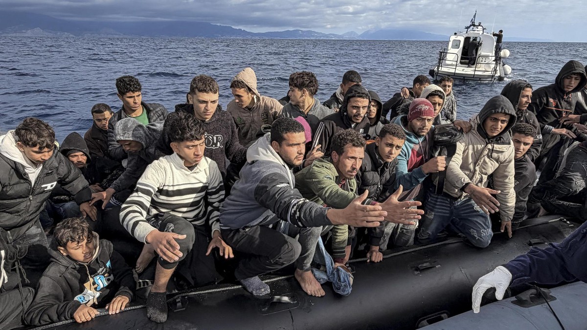 Vor der Küste Kretas rettet die griechische Küstenwache Menschen aus einem Schlauchboot. (Archivbild) Die griechische Marine rettet ein Boot mit Flüchtlingen