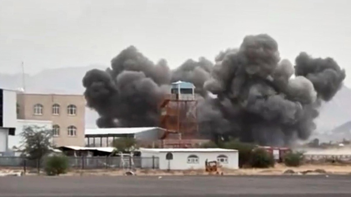 Diese Aufnahme zeigt, wie der Flughafen in Sanaa im Jemen von Raketen getroffen wird. Nahostkonflikt - Jemen