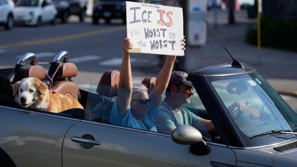 Ein Demonstrant hält aus seinem Auto ein Schild hoch. Es kritisiert die US-Einwanderungsbehörde ICE. Ein Demonstrant hält aus seinem Auto ein Schild hoch. Es kritisiert die US-Einwanderungsbehörde ICE.