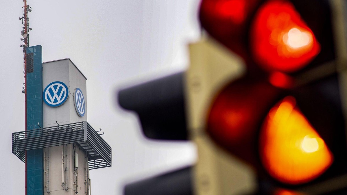 ARCHIV - 29.10.2024, Niedersachsen, Osnabrück: Eine Ampel leuchtet vor einem Logo von Volkswagen am Werk Osnabrück. (zu dpa: «Bericht: Land prüft Beteiligung an VW-Werk Osnabrück») Foto: Hauke-Christian Dittrich/dpa +++ dpa-Bildfunk +++ Volkswagen in Osnabrück