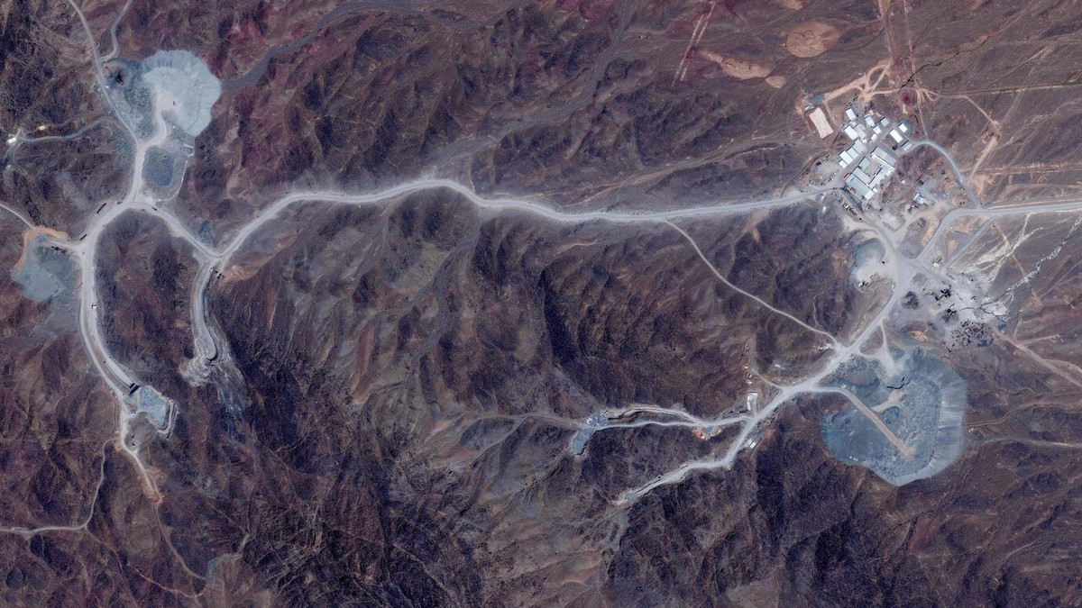 TOPSHOT - This handout satellite image courtesy of Vantor shows an overview of the Pickaxe Mountain tunnel complex adjacent to the Natanz Nuclear Facility near Natanz, Isfahan province, central Iran, on June 30, 2026. US envoys Steve Witkoff and US President Donald Trump's adviser and son-in-law Jared Kushner met with Qatari mediators on June 30, 2026 in Doha to discuss negotiations with Iran, the Gulf state said, after Tehran and Washington agreed a memorandum of understanding this month to halt the Middle East war. (Photo by Satellite image ©2026 Vantor / AFP) / RESTRICTED TO EDITORIAL USE - MANDATORY CREDIT "AFP PHOTO / Satellite image ©2026 Vantor" - NO MARKETING NO ADVERTISING CAMPAIGNS - DISTRIBUTED AS A SERVICE TO CLIENTS - THE WATERMARK MAY NOT BE REMOVED/CROPPED - TOPSHOT - This handout satellite image courtesy of Vantor shows an overview of the Pickaxe Mountain tunnel complex adjacent to the Natanz Nuclear Facility near Natanz, Isfahan province, central Iran, on June 30, 2026. US envoys Steve Witkoff and US President Donald Trump's adviser and son-in-law Jared Kushner met with Qatari mediators on June 30, 2026 in Doha to discuss negotiations with Iran, the Gulf state said, after Tehran and Washington agreed a memorandum of understanding this month to halt the Middle East war. (Photo by Satellite image ©2026 Vantor / AFP) / RESTRICTED TO EDITORIAL USE - MANDATORY CREDIT "AFP PHOTO / Satellite image ©2026 Vantor" - NO MARKETING NO ADVERTISING CAMPAIGNS - DISTRIBUTED AS A SERVICE TO CLIENTS - THE WATERMARK MAY NOT BE REMOVED/CROPPED -