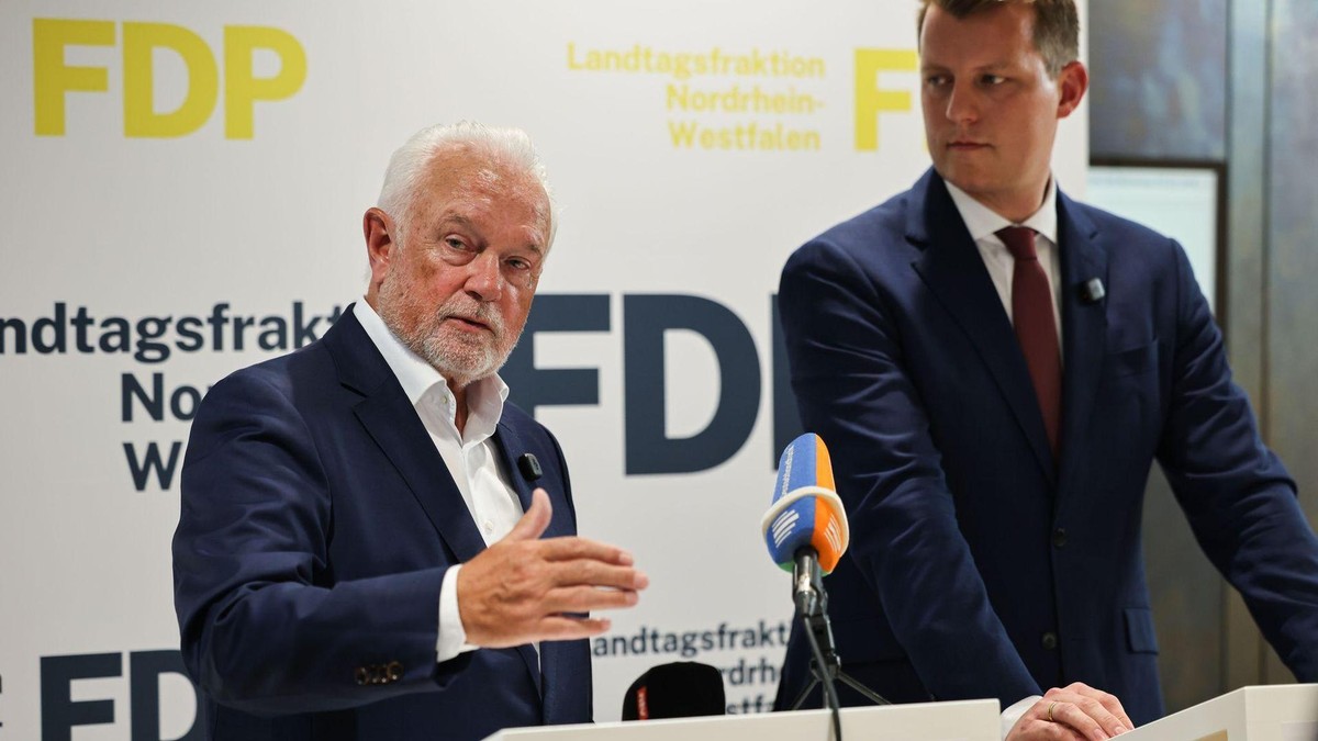 Der FDP-Bundesvorsitzende Wolfgang Kubicki (l.) und einer seiner Stellvertreter, Henning Höne. Pressestatement FDP-Bundesvorsitzender Kubicki