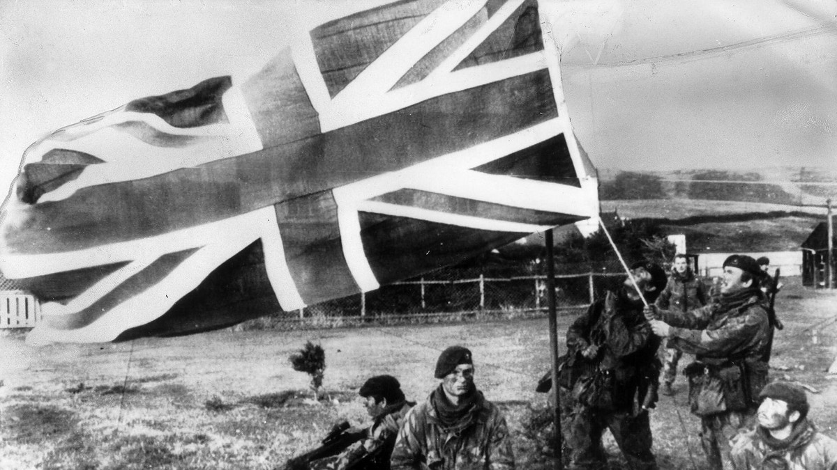 Britische Soldaten hissen die Flagge Großbritanniens nach der Kapitulation der Argentinier im Falklandkrieg. Britische Soldaten hissen eine britische Flagge auf den Falklandinseln