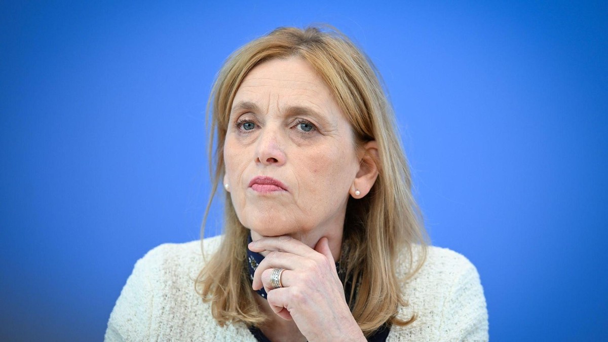 Karin Prien (CDU), Bundesministerin für Bildung, Familie, Senioren, Frauen und Jugend, aufgenommen während einer Pressekonferenz über den nationalen Bericht "Bildung in Deutschland 2026“. (zu dpa: «Prien verteidigt geplante Kürzungen beim Unterhaltsvorschuss») Familienministerin Karin Prien