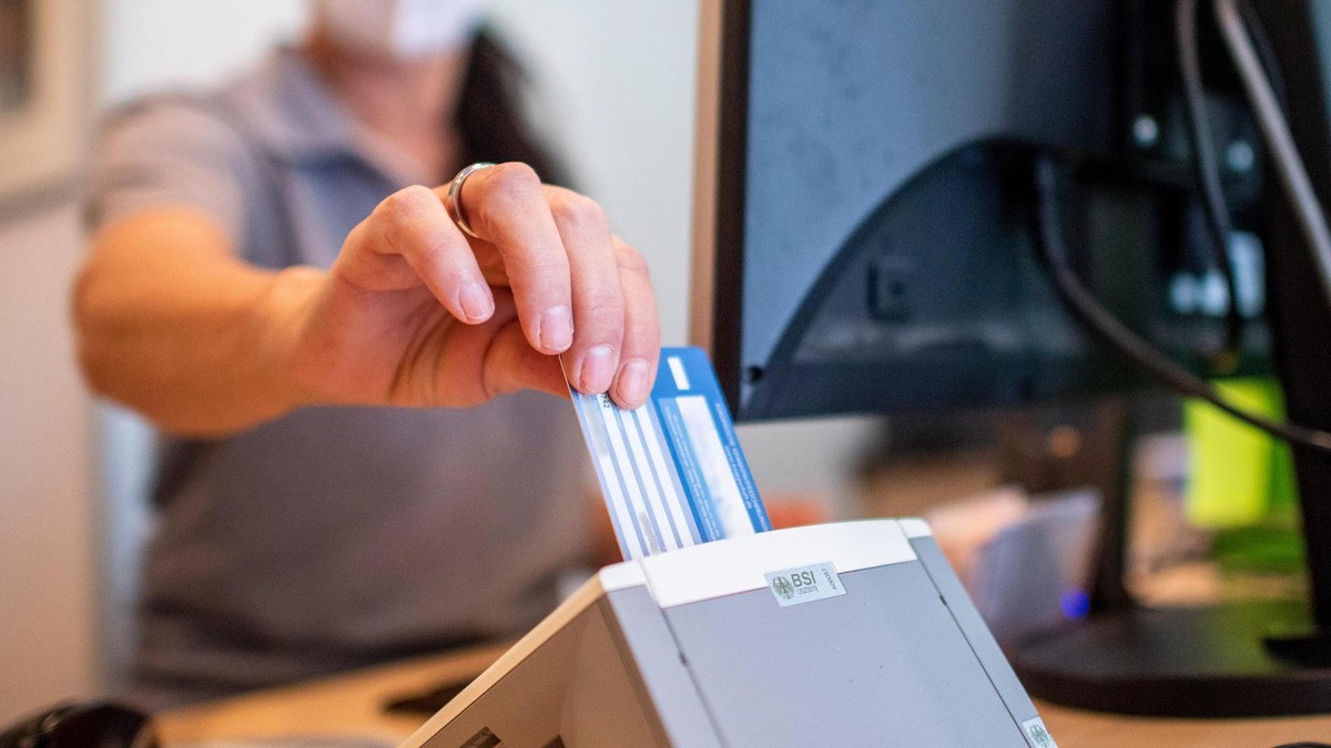 ARCHIV - 01.09.2022, Nordrhein-Westfalen, Münster: Eine Medizinische Fachangestellte schiebt in einer Hausarztpraxis die Versichertenkarte der Krankenkasse eines Patienten in das Lesegerät. Für Patientinnen und Patienten startet eine neue Möglichkeit zum Einlösen elektronischer Rezepte. Von Samstag an soll dies in ersten Apotheken mit der Versichertenkarte der Krankenkasse gehen. Versicherte müssen die Karte dafür in ein Lesegerät in der Apotheke einstecken, eine Geheimzahl wird nicht benötigt. (Illustration zu dpa "Start für neuen Einlöseweg für E-Rezepte in Apotheken") Foto: David Inderlied/dpa +++ dpa-Bildfunk +++ Neuer Einlöseweg für E-Rezepte