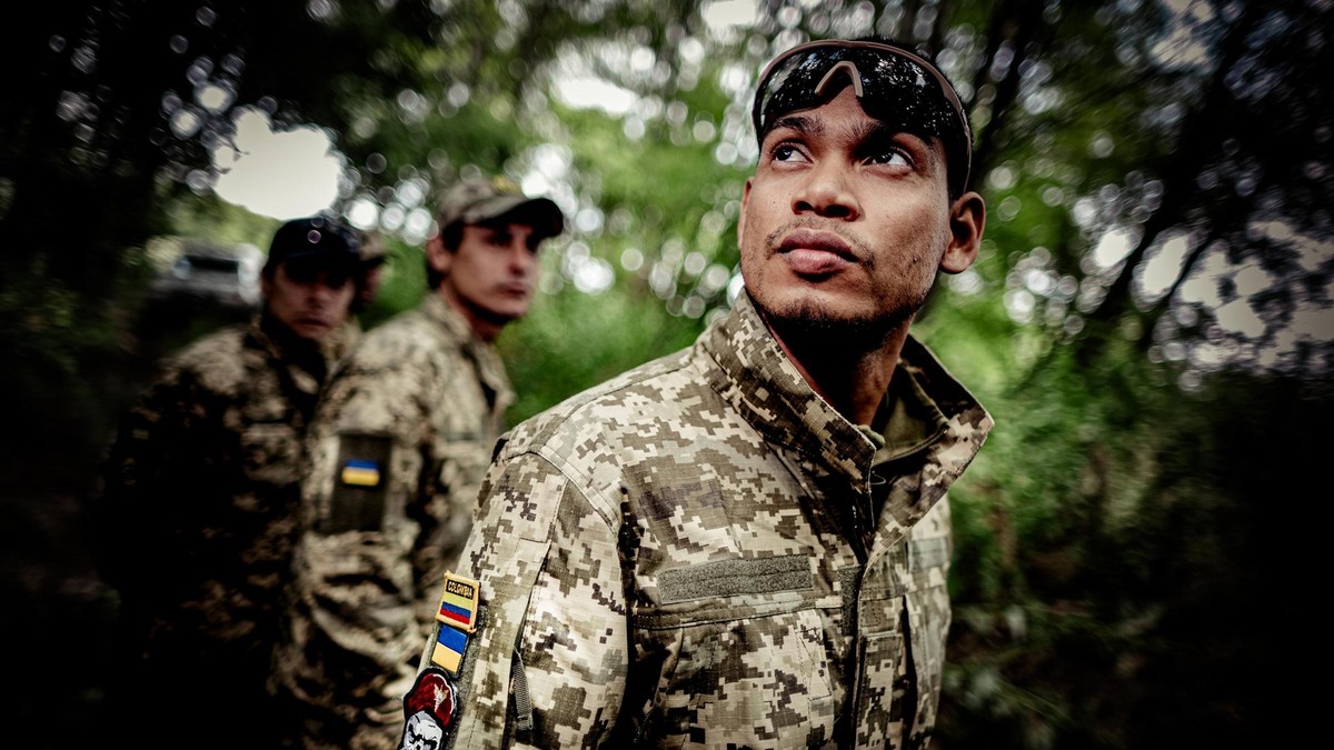 Dominic kommt aus Kolumbien, kämpft aber in der Ukraine. Der Kolumbianische Söldner Dominic im Wald