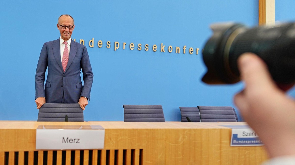 15.07.2026, Berlin: Bundeskanzler Friedrich Merz (CDU) kommt zur traditionellen Sommer-Pressekonferenz im Haus der Bundespressekonferenz (BPK). Foto: Michael Kappeler/dpa +++ dpa-Bildfunk +++ Friedrich Merz steht vor dem Schriftzug Bundespressekonferenz