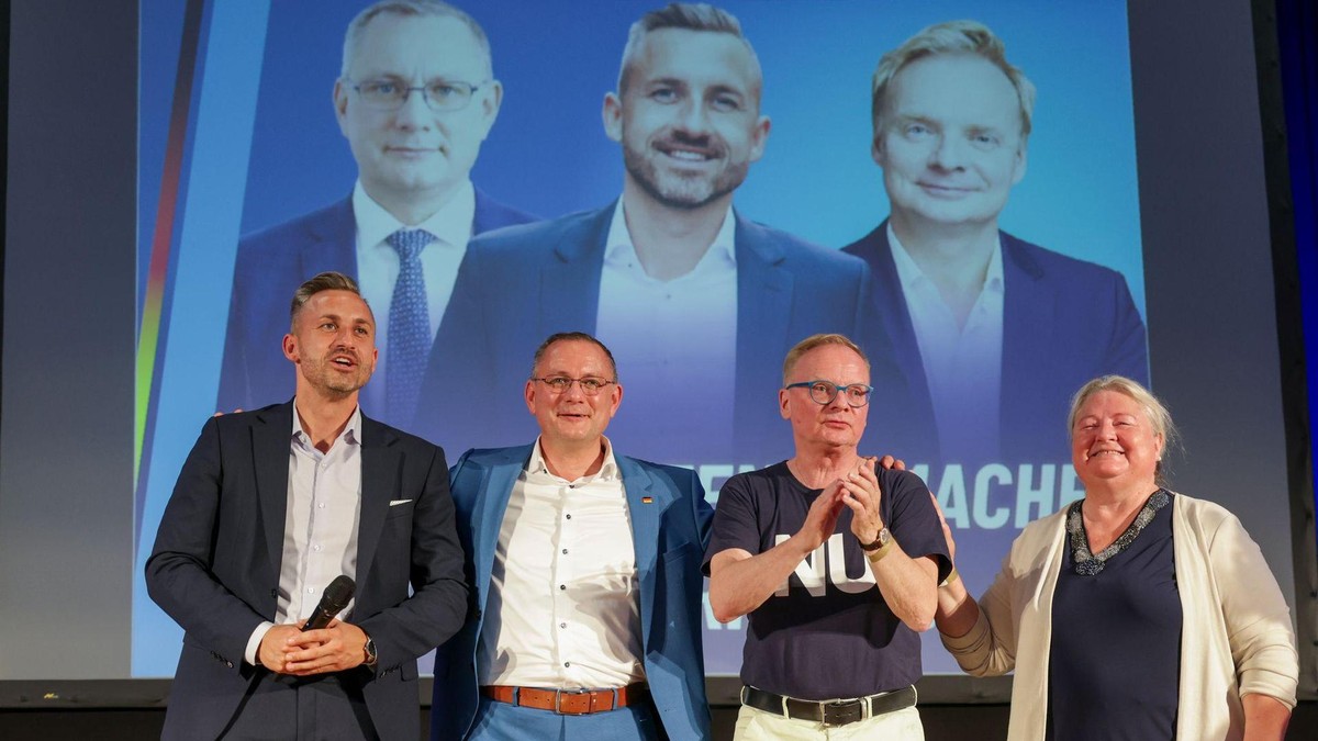 14.07.2026, Sachsen-Anhalt, Dessau-Roßlau: Ulrich Siegmund (l-r, AfD), Spitzenkandidat für die Landtagswahl am 6. September, Tino Chrupalla, AfD-Bundesvorsitzender, Uwe Steimle, Kabarettist, und Antje Hermenau, ehemalige Bundes- und der Grünen, stehen bei einer Veranstaltung der AfD Sachsen-Anhalt auf der Bühne. Foto: Jan Woitas/dpa +++ dpa-Bildfunk +++ AfD-Veranstaltung in Dessau-Roßlau