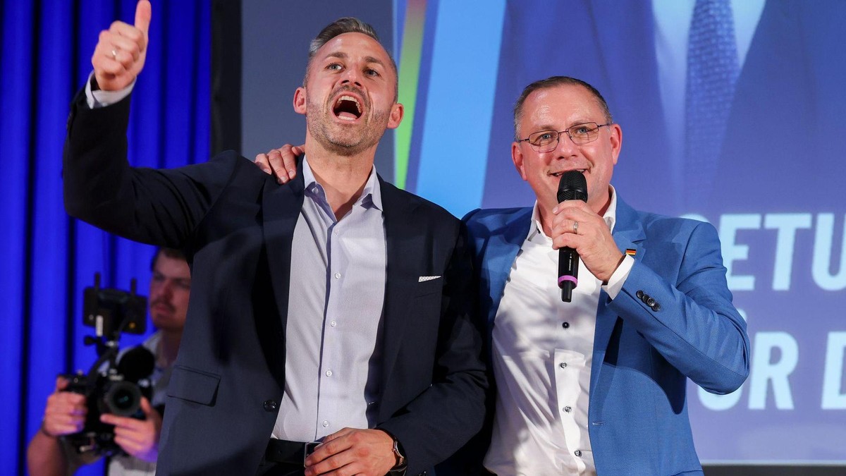 14.07.2026, Sachsen-Anhalt, Dessau-Roßlau: Ulrich Siegmund (l, AfD), Spitzenkandidat für die Landtagswahl am 6. September, und Tino Chrupalla (AfD), Bundesvorsitzender, umarmen sich auf einer Veranstaltung der AfD Sachsen-Anhalt. Foto: Jan Woitas/dpa +++ dpa-Bildfunk +++ AfD-Veranstaltung in Dessau-Roßlau