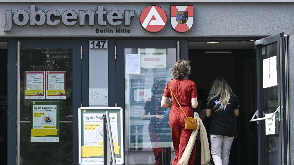 Seit dem 1. Juli hat die Grundsicherung das Bürgergeld ersetzt. Neben einem neuen Namen gibt es auch mehr Sanktionen für Leistungsbezieher. (Archivbild) Eine Frau geht in ein Gebäude, auf dem Jobcenter steht