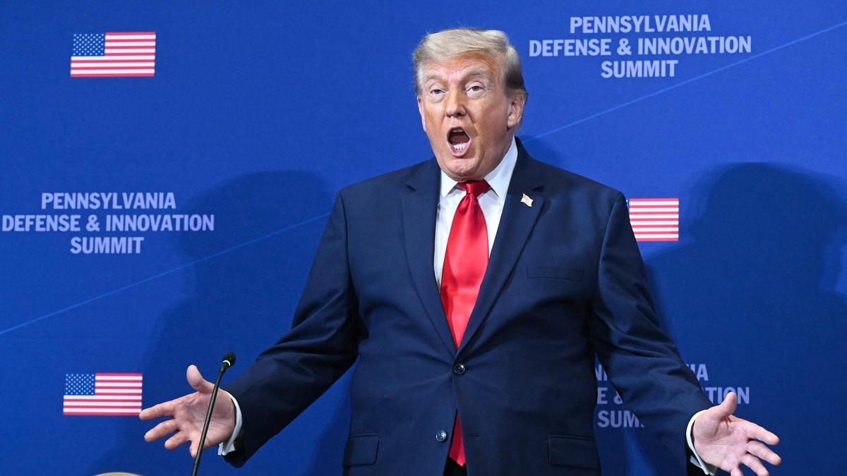 TOPSHOT - US President Donald Trump gestures as he arrives to speak at the Pennsylvania Defense and Innovation Summit at the US Army War College in Carlisle, Pennsylvania, on July 15, 2026. (Photo by SAUL LOEB / AFP) TOPSHOT - US President Donald Trump gestures as he arrives to speak at the Pennsylvania Defense and Innovation Summit at the US Army War College in Carlisle, Pennsylvania, on July 15, 2026. (Photo by SAUL LOEB / AFP)