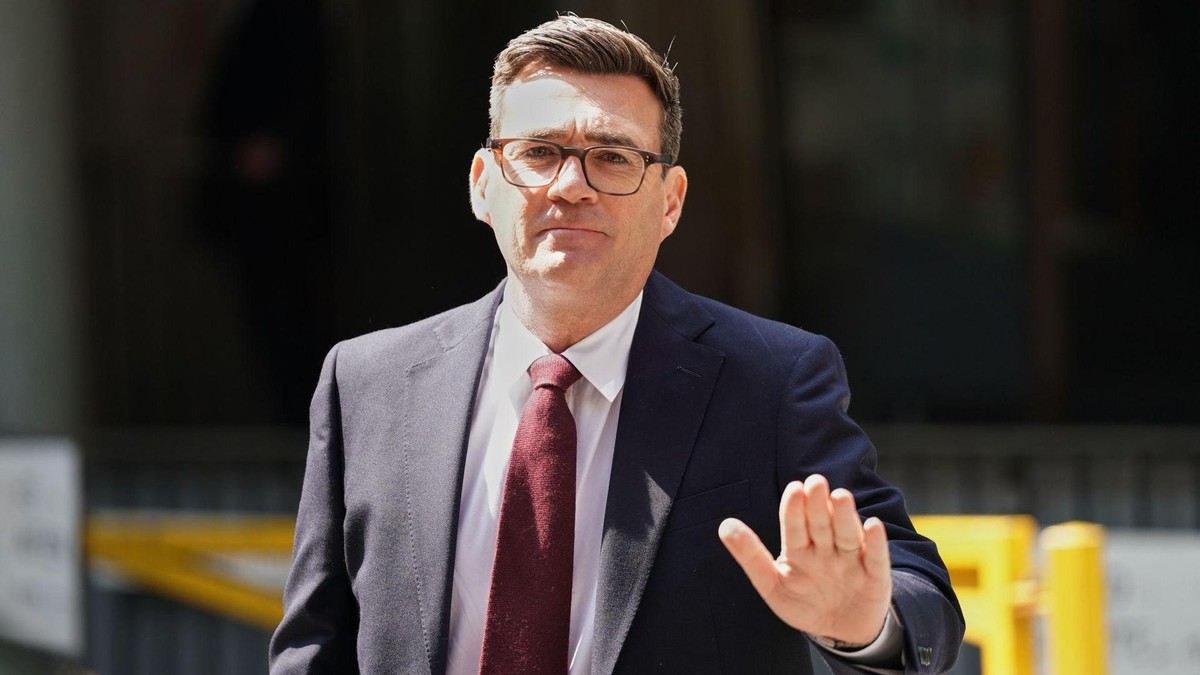Andy Burnham trifft zu der Sonderkonferenz der Labour-Partei zur Wahl des Parteivorsitzenden ein. Andy Burnham neuer Vorsitzender der Labour-Partei