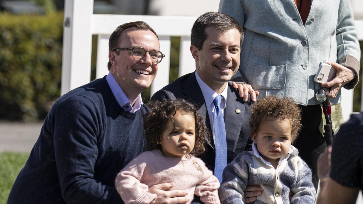 WASHINGTON, DC - APRIL 10: U.S. Secretary of Transportation Pete Buttigieg (R) and husband Chasten Buttigieg and their children Penelope and Gus attend the annual Easter Egg Roll on the South Lawn of the White House on April 10, 2023 in Washington, DC. The tradition dates back to 1878 when President Rutherford B. Hayes invited children to the White House for Easter and egg rolling on the lawn. Drew Angerer/Getty Images/AFP (Photo by Drew Angerer / GETTY IMAGES NORTH AMERICA / Getty Images via AFP) Pete und Chasten Buttigieg halten ihre Kinder auf dem Arm