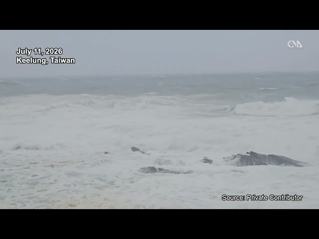 Keelung coast battered by massive waves