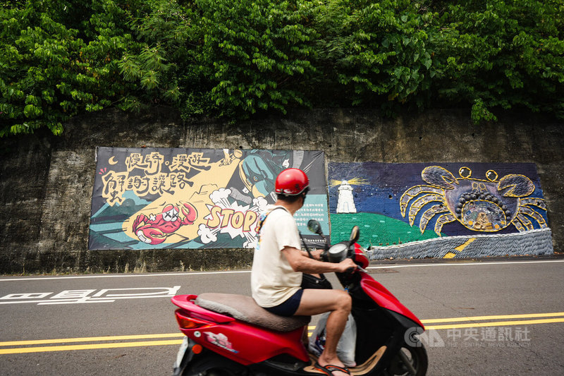 每年5至9月是小琉球陸蟹釋幼期,島上設置「慢騎、漫遊、蟹謝讓路」標語,提醒用路人減速慢行降「路殺」。中央社記者黃郁菁攝 115年5月31日