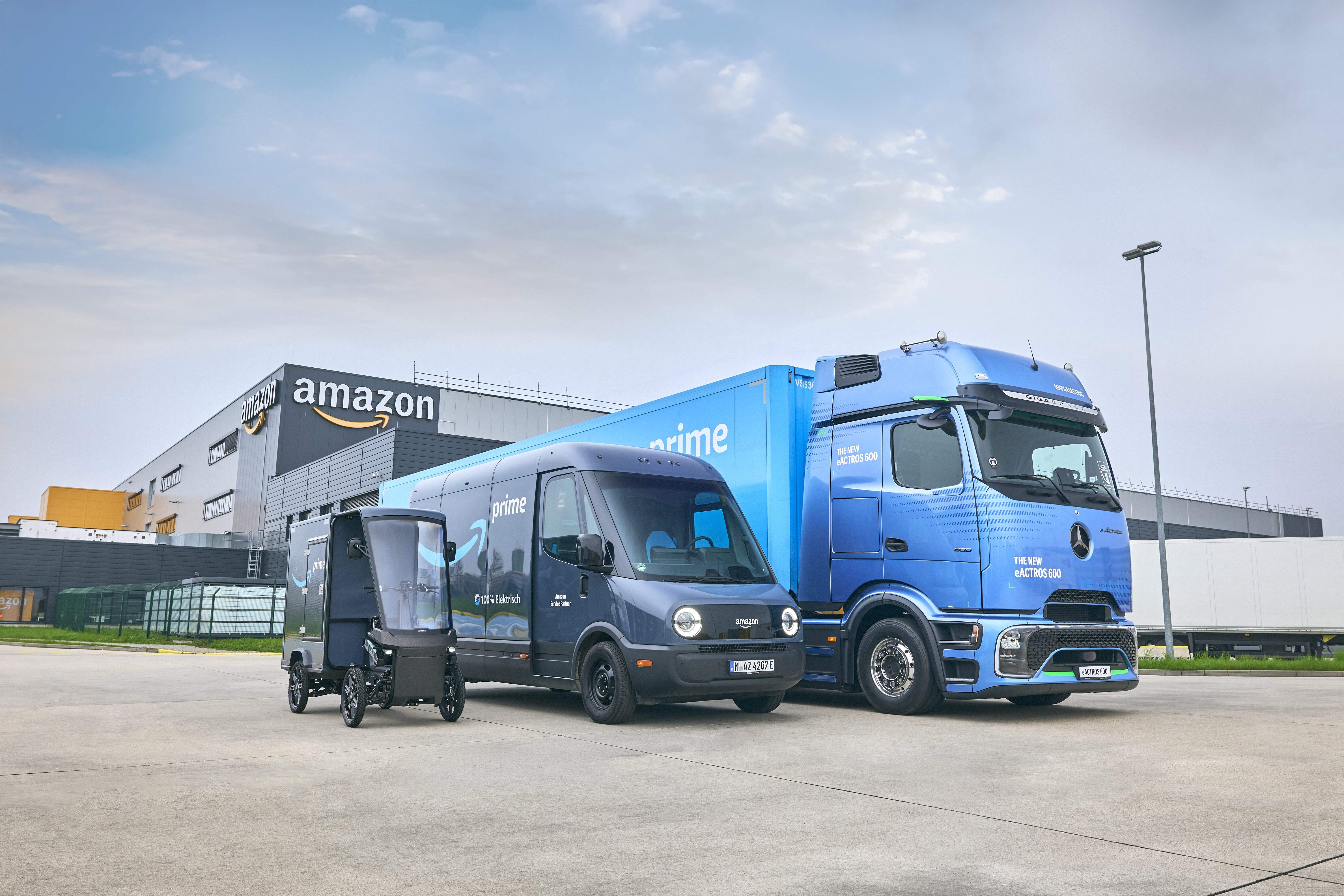 Amazon Prime elektrischer Lieferwagen & Mercedes eActros 600 E-LKW vor Amazon-Logistikzentrum – nachhaltige Lieferflotte