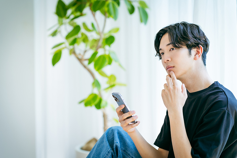 スマホを操作する男性