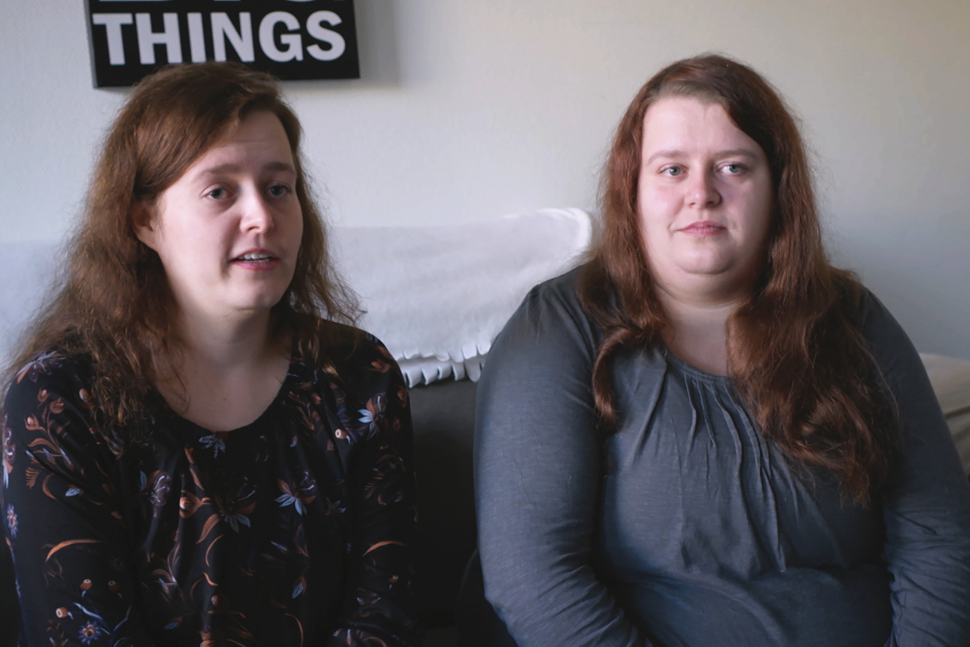 Guro (t.v.) og Pia Kildahl, bedre kjent som Norwaytwins, bruker stadig mer tid på blogg- og videoprosjekter. Aller helst skulle de droppet deltidsjobbene sine og levd på blogginga alene. Foto: Tor Edvin Eliassen, NRK